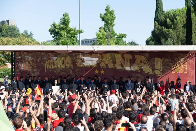 July 20, 2026, Madrid, Madrid, Spain: Thousands of soccer fans line the streets of Madrid to celebrate with the Spanish Men s National Football Team during their open-top bus parade after winning the 2026 FIFA World Cup, WM, Weltmeisterschaft, Fussball on July 20, 2026, in Madrid, Spain. Spain Celebrates Its Second World Cup Title On The Streets Of The Capital.  - ZUMAd308 20260720_zsp_d308_018 Copyright: xJuanxCarlosxLucasx
