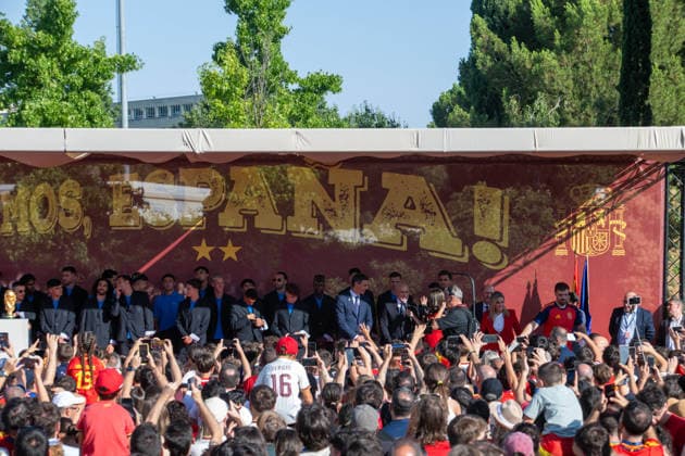July 20, 2026, Madrid, Madrid, Spain: Thousands of soccer fans line the streets of Madrid to celebrate with the Spanish Men s National Football Team during their open-top bus parade after winning the 2026 FIFA World Cup, WM, Weltmeisterschaft, Fussball on July 20, 2026, in Madrid, Spain. Madrid Spain - ZUMAd308 20260720_zsp_d308_016 Copyright: xJuanxCarlosxLucasx