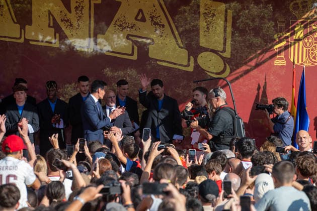 July 20, 2026, Madrid, Madrid, Spain: Thousands of soccer fans line the streets of Madrid to celebrate with the Spanish Men s National Football Team during their open-top bus parade after winning the 2026 FIFA World Cup, WM, Weltmeisterschaft, Fussball on July 20, 2026, in Madrid, Spain. Spain Celebrates Its Second World Cup Title On The Streets Of The Capital.  - ZUMAd308 20260720_zsp_d308_025 Copyright: xJuanxCarlosxLucasx