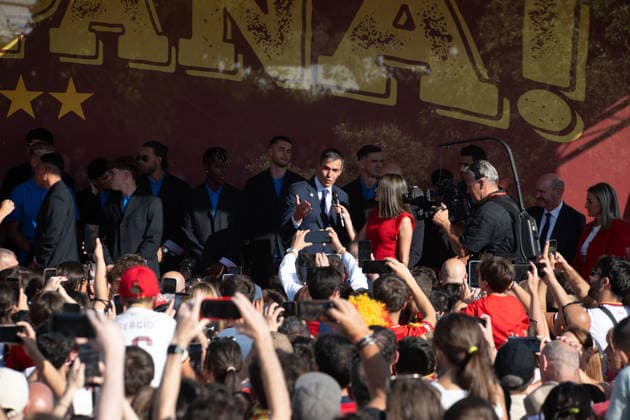 July 20, 2026, Madrid, Madrid, Spain: Thousands of soccer fans line the streets of Madrid to celebrate with the Spanish Men s National Football Team during their open-top bus parade after winning the 2026 FIFA World Cup, WM, Weltmeisterschaft, Fussball on July 20, 2026, in Madrid, Spain. Spain Celebrates Its Second World Cup Title On The Streets Of The Capital.  - ZUMAd308 20260720_zsp_d308_034 Copyright: xJuanxCarlosxLucasx