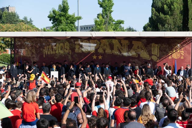 July 20, 2026, Madrid, Madrid, Spain: Thousands of soccer fans line the streets of Madrid to celebrate with the Spanish Men s National Football Team during their open-top bus parade after winning the 2026 FIFA World Cup, WM, Weltmeisterschaft, Fussball on July 20, 2026, in Madrid, Spain. Spain Celebrates Its Second World Cup Title On The Streets Of The Capital.  - ZUMAd308 20260720_zsp_d308_035 Copyright: xJuanxCarlosxLucasx
