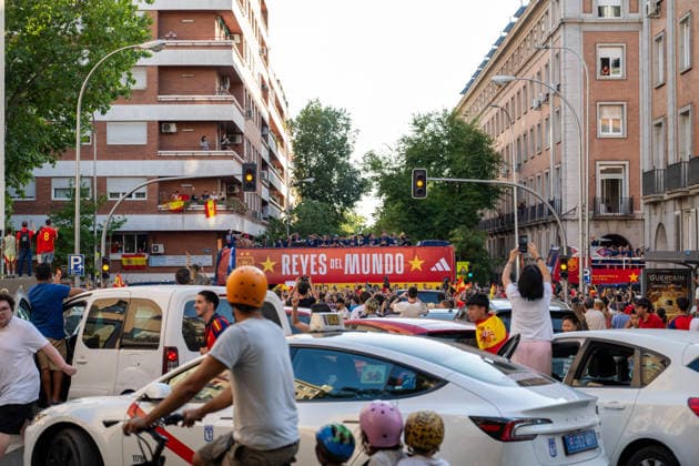 July 20, 2026, Madrid, Madrid, Spain: Thousands of soccer fans line the streets of Madrid to celebrate with the Spanish Men s National Football Team during their open-top bus parade after winning the 2026 FIFA World Cup, WM, Weltmeisterschaft, Fussball on July 20, 2026, in Madrid, Spain. Spain Celebrates Its Second World Cup Title On The Streets Of The Capital.  - ZUMAd308 20260720_zsp_d308_040 Copyright: xJuanxCarlosxLucasx