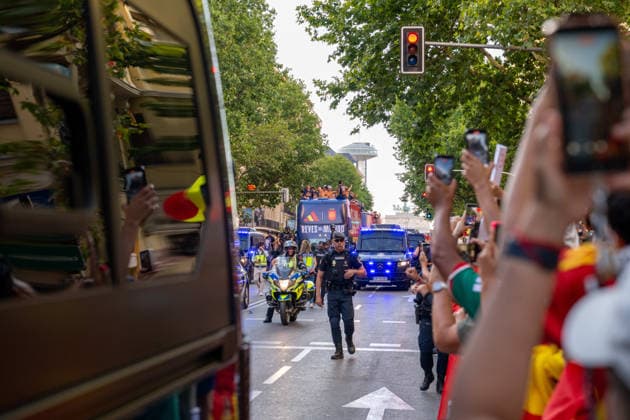 July 20, 2026, Madrid, Madrid, Spain: Thousands of soccer fans line the streets of Madrid to celebrate with the Spanish Men s National Football Team during their open-top bus parade after winning the 2026 FIFA World Cup, WM, Weltmeisterschaft, Fussball on July 20, 2026, in Madrid, Spain. Spain Celebrates Its Second World Cup Title On The Streets Of The Capital.  - ZUMAd308 20260720_zsp_d308_041 Copyright: xJuanxCarlosxLucasx
