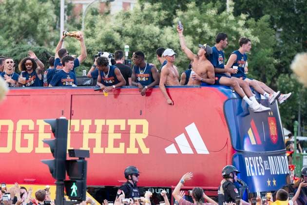 July 20, 2026, Madrid, Madrid, Spain: pain s players parade onboard an open-top bus through the streets of Madrid, , on July 20, 2026 Spain.one day after the national football team won their second World Cup title following a 1-0 victory against Argentina. Spain s World Cup winners come back home to a heroes welcome in Madrid Madrid Spain - ZUMAs197 20260720_aaa_s197_129 Copyright: xAtilanoxGarciax