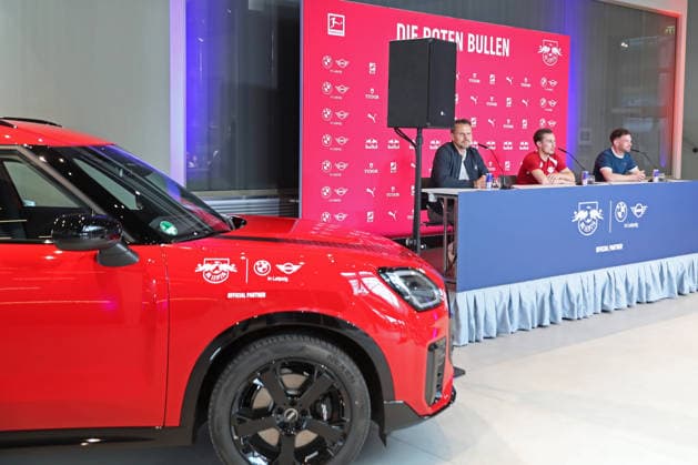 RB Leipzig: PK mit Neuzugang Rocco Reitz, 20.07.2026 Sebastian Schuppan (Sportdirektor, RB Leipzig links) neben Rocco Reitz (Neuzugang bei RB Leipzig mitte) auf dem Podium. Im Vordergrund der neue Dienstwagen Auto des Spielers. Fußball-Bundesliga, Saison 2026 2027: Pressekonferenz zur Präsentation eines neuen Spielers am 20.07.2026 im BMW-Autohaus, Zwickauer Straße. *** RB Leipzig press conference with new signing Rocco Reitz, July 20, 2026; Sebastian Schuppan, sporting director of RB Leipzig, to the left of Rocco Reitz; the new signing for RB Leipzig in the center of the podium; in the foreground, the player’s new company car; Bundesliga soccer, 2026–2027 season. Press conference to introduce a new player on July 20, 2026, at the BMW dealership on Zwickauer Straße Copyright: xBEAUTIFULxSPORTS JanxKaeferx