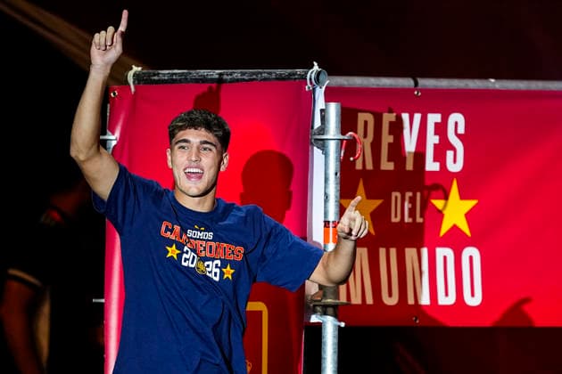 July 20, 2026, Madrid, Madrid, Spain: Pau Cubarsi celebrates on stage during celebration of Spain as Champions of the FIFA World Cup, WM, Weltmeisterschaft, Fussball 2026 at Cibeles Palace on July 20, 2026 in Madrid, Spain. Madrid Spain - ZUMAa181 20260720_zaa_a181_108 Copyright: xOscarxJ.xBarrosox