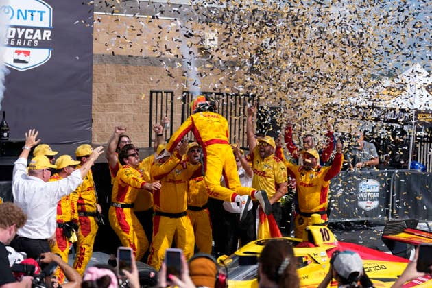 July 20, 2026, Lebanon, Tennessee, USA: Alex Palou, driver of the 10 Chip Ganassi Racing Honda jumps into the arms of his crew in Victory Lane after winning the IndyCar, Indy Car, IRL, USA race at Nashville Super Speedway. Lebanon USA - ZUMAd212 20260720_zsp_d212_001 Copyright: xRichardxDolex