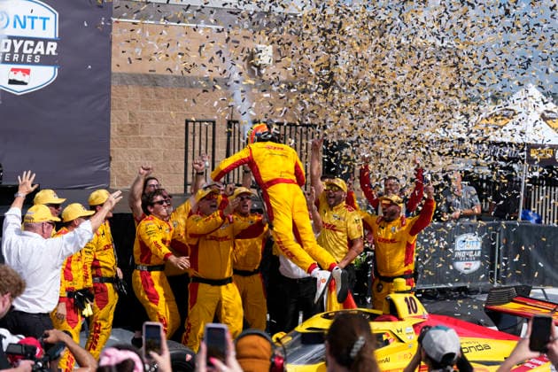 July 20, 2026, Lebanon, Tennessee, USA: Alex Palou, driver of the 10 Chip Ganassi Racing Honda jumps into the arms of his crew in Victory Lane after winning the IndyCar, Indy Car, IRL, USA race at Nashville Super Speedway. Lebanon USA - ZUMAd212 20260720_zsp_d212_004 Copyright: xRichardxDolex
