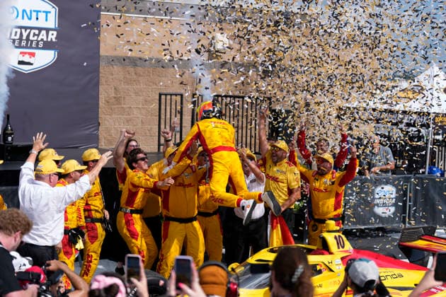 July 20, 2026, Lebanon, Tennessee, USA: Alex Palou, driver of the 10 Chip Ganassi Racing Honda jumps into the arms of his crew in Victory Lane after winning the IndyCar, Indy Car, IRL, USA race at Nashville Super Speedway. Lebanon USA - ZUMAd212 20260720_zsp_d212_014 Copyright: xRichardxDolex