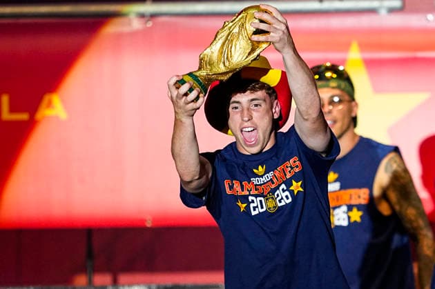 July 21, 2026, Madrid, Madrid, Spain: Victor Munoz celebrates on stage during celebration of Spain as Champions of the FIFA World Cup, WM, Weltmeisterschaft, Fussball 2026 at Cibeles Palace on July 20, 2026 in Madrid, Spain. Madrid Spain - ZUMAa181 20260721_zaa_a181_005 Copyright: xOscarxJ.xBarrosox