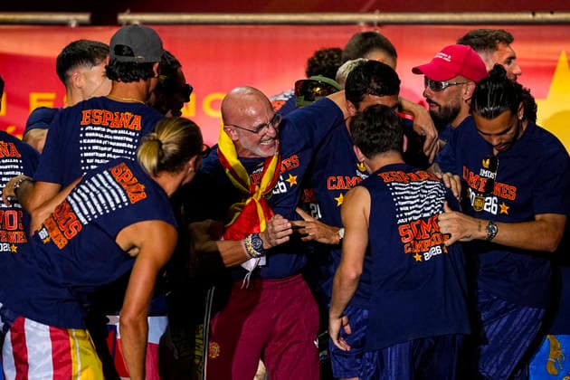 July 21, 2026, Madrid, Madrid, Spain: Luis de la Fuente is holded by his players during celebration of Spain as Champions of the FIFA World Cup, WM, Weltmeisterschaft, Fussball 2026 at Cibeles Palace on July 20, 2026 in Madrid, Spain. Madrid Spain - ZUMAa181 20260721_zaa_a181_007 Copyright: xOscarxJ.xBarrosox