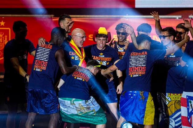 July 21, 2026, Madrid, Madrid, Spain: Luis de la Fuente celebrates on stage with his players during celebration of Spain as Champions of the FIFA World Cup, WM, Weltmeisterschaft, Fussball 2026 at Cibeles Palace on July 20, 2026 in Madrid, Spain. Madrid Spain - ZUMAa181 20260721_zaa_a181_022 Copyright: xOscarxJ.xBarrosox