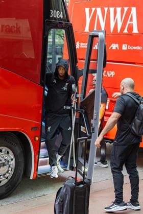 Football - Pre-Seaosn - Liverpool USA Tour Day 1 CHICAGO, USA - Monday, July 20, 2026: Liverpool s Hugo Ekitike arrives on crutches in Chicago ahead of the start of the club s pre-season tour of America. The team play friendly games in Nashville, New York and Chicago as they prepare for the start of the new 2026 27 Premier League season. (Photo by David Rawcliffe Propaganda) CHICAGO Chicago ILLINOIS UNITED STATES OF AMERICA  Copyright: xDavidxRawcliffex 2026-07-20-016-Liverpool_Pre-Season_Day_1