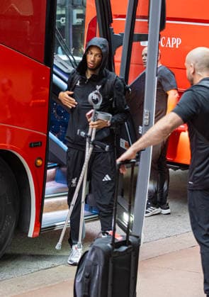 Football - Pre-Seaosn - Liverpool USA Tour Day 1 CHICAGO, USA - Monday, July 20, 2026: Liverpool s Hugo Ekitike arrives on crutches in Chicago ahead of the start of the club s pre-season tour of America. The team play friendly games in Nashville, New York and Chicago as they prepare for the start of the new 2026 27 Premier League season. (Photo by David Rawcliffe Propaganda) CHICAGO Chicago ILLINOIS UNITED STATES OF AMERICA  Copyright: xDavidxRawcliffex 2026-07-20-017-Liverpool_Pre-Season_Day_1