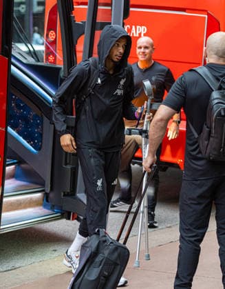 Football - Pre-Seaosn - Liverpool USA Tour Day 1 CHICAGO, USA - Monday, July 20, 2026: Liverpool s Hugo Ekitike arrives on crutches in Chicago ahead of the start of the club s pre-season tour of America. The team play friendly games in Nashville, New York and Chicago as they prepare for the start of the new 2026 27 Premier League season. (Photo by David Rawcliffe Propaganda) CHICAGO Chicago ILLINOIS UNITED STATES OF AMERICA  Copyright: xDavidxRawcliffex 2026-07-20-018-Liverpool_Pre-Season_Day_1