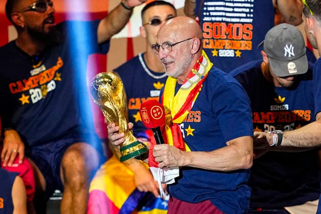 July 21, 2026, Madrid, Madrid, Spain: Luis de la Fuente celebrates on stage during celebration of Spain as Champions of the FIFA World Cup, WM, Weltmeisterschaft, Fussball 2026 at Cibeles Palace on July 20, 2026 in Madrid, Spain. Madrid Spain - ZUMAa181 20260721_zaa_a181_040 Copyright: xOscarxJ.xBarrosox