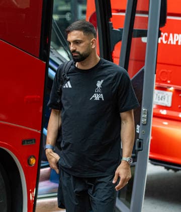 Football - Pre-Seaosn - Liverpool USA Tour Day 1 CHICAGO, USA - Monday, July 20, 2026: Liverpool s goalkeeper Giorgi Mamardashvili arrives in Chicago ahead of the start of the club s pre-season tour of America. The team play friendly games in Nashville, New York and Chicago as they prepare for the start of the new 2026 27 Premier League season. (Photo by David Rawcliffe Propaganda) CHICAGO Chicago ILLINOIS UNITED STATES OF AMERICA  Copyright: xDavidxRawcliffex 2026-07-20-006-Liverpool_Pre-Season_Day_1