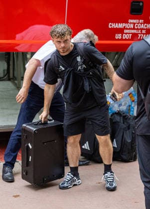 Football - Pre-Seaosn - Liverpool USA Tour Day 1 CHICAGO, USA - Monday, July 20, 2026: Liverpool s Harvey Elliott arrives in Chicago ahead of the start of the club s pre-season tour of America. The team play friendly games in Nashville, New York and Chicago as they prepare for the start of the new 2026 27 Premier League season. (Photo by David Rawcliffe Propaganda) CHICAGO Chicago ILLINOIS UNITED STATES OF AMERICA  Copyright: xDavidxRawcliffex 2026-07-20-007-Liverpool_Pre-Season_Day_1