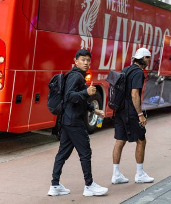 Football - Pre-Seaosn - Liverpool USA Tour Day 1 CHICAGO, USA - Monday, July 20, 2026: Liverpool s Wataru EndÅ arrives in Chicago ahead of the start of the club s pre-season tour of America. The team play friendly games in Nashville, New York and Chicago as they prepare for the start of the new 2026 27 Premier League season. (Photo by David Rawcliffe Propaganda) CHICAGO Chicago ILLINOIS UNITED STATES OF AMERICA  Copyright: xDavidxRawcliffex 2026-07-20-013-Liverpool_Pre-Season_Day_1