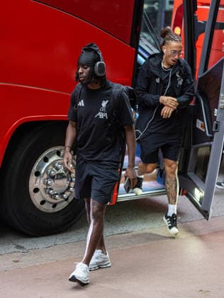 Football - Pre-Seaosn - Liverpool USA Tour Day 1 CHICAGO, USA - Monday, July 20, 2026: Liverpool s Jeremie Frimpong (L) and Kostas Tsimikas arrive in Chicago ahead of the start of the club s pre-season tour of America. The team play friendly games in Nashville, New York and Chicago as they prepare for the start of the new 2026 27 Premier League season. (Photo by David Rawcliffe Propaganda) CHICAGO Chicago ILLINOIS UNITED STATES OF AMERICA  Copyright: xDavidxRawcliffex 2026-07-20-014-Liverpool_Pre-Season_Day_1