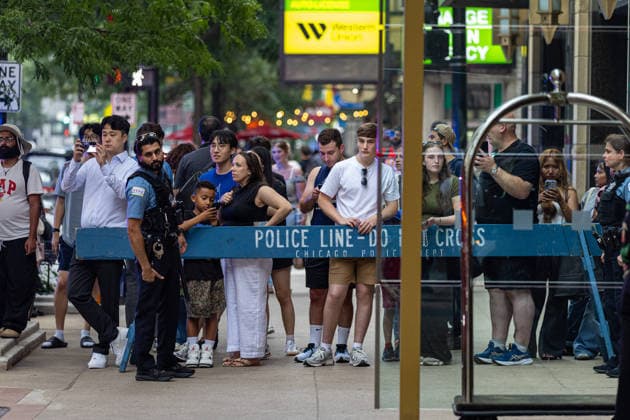 Football - Pre-Seaosn - Liverpool USA Tour Day 1 CHICAGO, USA - Monday, July 20, 2026: Locals look on as the Liverpool players arrive in Chicago ahead of the start of the club s pre-season tour of America. The team play friendly games in Nashville, New York and Chicago as they prepare for the start of the new 2026 27 Premier League season. (Photo by David Rawcliffe Propaganda) CHICAGO Chicago ILLINOIS UNITED STATES OF AMERICA  Copyright: xDavidxRawcliffex 2026-07-20-019-Liverpool_Pre-Season_Day_1