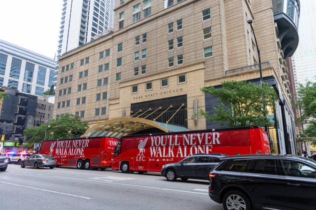 Football - Pre-Seaosn - Liverpool USA Tour Day 1 CHICAGO, USA - Monday, July 20, 2026: Liverpool s team coaches arrive in Chicago ahead of the start of the club s pre-season tour of America. The team play friendly games in Nashville, New York and Chicago as they prepare for the start of the new 2026 27 Premier League season. (Photo by David Rawcliffe Propaganda) CHICAGO Chicago ILLINOIS UNITED STATES OF AMERICA  Copyright: xDavidxRawcliffex 2026-07-20-020-Liverpool_Pre-Season_Day_1