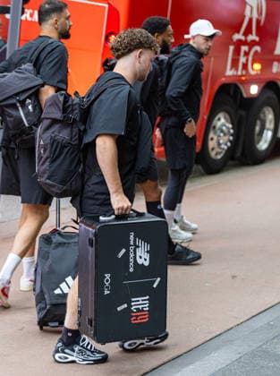 Football - Pre-Seaosn - Liverpool USA Tour Day 1 CHICAGO, USA - Monday, July 20, 2026: Liverpool s Harvey Elliott arrives in Chicago ahead of the start of the club s pre-season tour of America. The team play friendly games in Nashville, New York and Chicago as they prepare for the start of the new 2026 27 Premier League season. (Photo by David Rawcliffe Propaganda) CHICAGO Chicago ILLINOIS UNITED STATES OF AMERICA  Copyright: xDavidxRawcliffex 2026-07-20-008-Liverpool_Pre-Season_Day_1