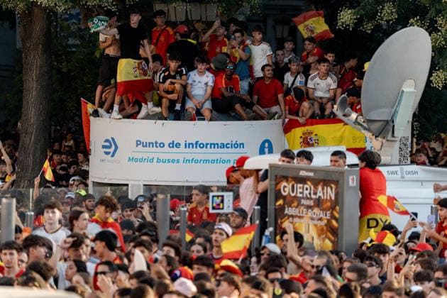 Spain celebrate 2026 FIFA World Cup, WM, Weltmeisterschaft, Fussball triumph in Madrid MADRID, SPAIN - JULY 20: A massive crowd waving Spanish flags and wearing national team, Nationalteam jerseys celebrates as the Spanish national football team, champions of the 2026 FIFA World Cup, returns to Spain and joins the celebrations around the main stage at the Cibeles Fountain (Fuente de Cibeles) in Madrid, Spain, on July 20, 2026. Thousands of supporters filled the city center as Spain celebrated winning its second FIFA World Cup title. Diego Radames Anadolu Madrid Spain. Editorial use only. Please get in touch for any other usage.  Copyright: x2026xAnadoluxDiegoxRadamesx