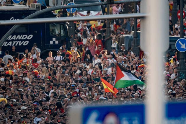 Spain celebrate 2026 FIFA World Cup, WM, Weltmeisterschaft, Fussball triumph in Madrid MADRID, SPAIN - JULY 20: A massive crowd waving Palestinian flags and wearing national team, Nationalteam jerseys celebrates as the Spanish national football team, champions of the 2026 FIFA World Cup, returns to Spain and joins the celebrations around the main stage at the Cibeles Fountain (Fuente de Cibeles) in Madrid, Spain, on July 20, 2026. Thousands of supporters filled the city center as Spain celebrated winning its second FIFA World Cup title. Diego Radames Anadolu Madrid Spain. Editorial use only. Please get in touch for any other usage.  Copyright: x2026xAnadoluxDiegoxRadamesx