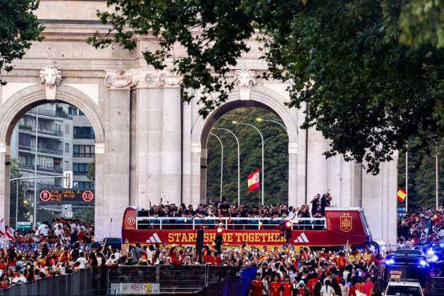 Spain celebrate 2026 FIFA World Cup, WM, Weltmeisterschaft, Fussball triumph in Madrid MADRID, SPAIN - JULY 20: The Spanish national football team, champions of the 2026 FIFA World Cup, returns to Spain and is welcomed by a massive crowd waving Spanish flags and wearing national team, Nationalteam jerseys around the main stage at the Cibeles Fountain (Fuente de Cibeles) in Madrid, Spain, on July 20, 2026. Thousands of supporters filled the city center as Spain celebrated winning its second FIFA World Cup title. Diego Radames Anadolu Madrid Spain. Editorial use only. Please get in touch for any other usage.  Copyright: x2026xAnadoluxDiegoxRadamesx