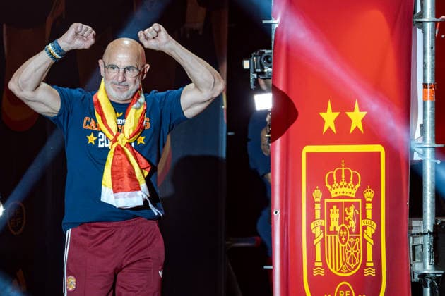 Spain celebrate 2026 FIFA World Cup, WM, Weltmeisterschaft, Fussball triumph in Madrid MADRID, SPAIN - JULY 20: Head Coach of the Spanish national football team, Luis de la Fuente Castillo celebrates the victory as a massive crowd waving Spanish flags and wearing national team, Nationalteam jerseys around the main stage at the Cibeles Fountain (Fuente de Cibeles) in Madrid, Spain, on July 20, 2026. Thousands of supporters filled the city center as Spain celebrated winning its second FIFA World Cup title. Diego Radames Anadolu Madrid Spain. Editorial use only. Please get in touch for any other usage.  Copyright: x2026xAnadoluxDiegoxRadamesx