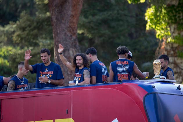 Pedro Sanchez welcomes the Spanish national team, Nationalteam winners of the 2026 FIFA World Cup, WM, Weltmeisterschaft, Fussball - 20 Jul 2026 Marc Cucurella greets the public from the bus during the reception given to the Spanish national team at the Moncloa Palace in Madrid, the seat of the Spanish government, after being crowned champions of the 2026 FIFA World Cup. Madrid Spain Copyright: xLuisxSotox xSOPAxImagesx LSOTOSNE09