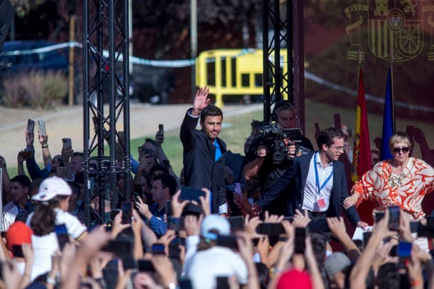 Pedro Sanchez welcomes the Spanish national team, Nationalteam winners of the 2026 FIFA World Cup, WM, Weltmeisterschaft, Fussball - 20 Jul 2026 A player on the Spanish national team, greets the crowd as he enters the stage during the reception for the Spanish national team at the Moncloa Palace in Madrid, the seat of the Spanish government, after they were crowned FIFA World Cup champions in 2026. Madrid Spain Copyright: xLuisxSotox xSOPAxImagesx LSOTOSNE01