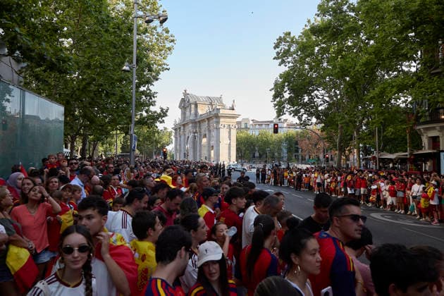 July 20, 2026, Madrid, Spain: Football fans in Spain gather during the Spanish national team, Nationalteam Ä™s victory parade to celebrate their 2026 World Cup triumph in Madrid. Madrid Spain - ZUMAs197 20260720_aaa_s197_329 Copyright: xFedericoxTitonex