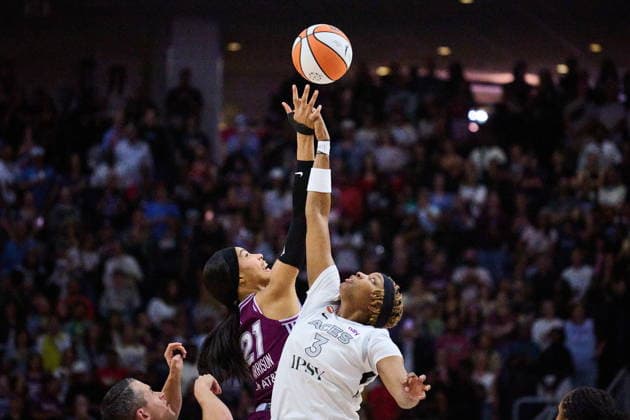 July 20, 2026, Toronto, On, Canada: Las Vegas Aces NaLyssa Smith (3) and Toronto Tempo s Isabelle Harrison (21) jump for the ball during first half WNBA, Basketball Damen, USA basketball action in Toronto, on Monday, July 20, 2026. Canada News - July 20, 2026  - ZUMAc35_ 20260720_zaf_c35_118 Copyright: xSammyxKoganx