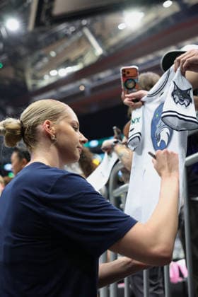 July 20, 2026, Seattle, Washington, USA: Minnesota Lynx forward DORKA JUHASZ (14) signs autographs for fans prior to the WNBA, Basketball Damen, USA match between the Seattle Storm and Minnesota Lynx at Climate Pledge Arena in Seattle. Seattle USA - ZUMAd218 20260720_zsp_d218_002 Copyright: xRichardxDizonx