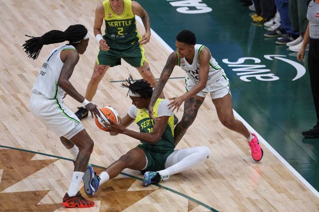 July 20, 2026, Seattle, Washington, USA: Seattle Storm center DOMINIQUE MALONGA (14) falls to the floor in the third quarter of the WNBA, Basketball Damen, USA match between the Seattle Storm and Minnesota Lynx at Climate Pledge Arena in Seattle. Seattle USA - ZUMAd218 20260720_zsp_d218_012 Copyright: xRichardxDizonx
