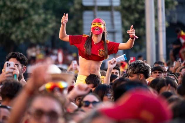 Spanish national team, Nationalteam s victory parade in Madrid - 20 Jul 2026 A Spanish football fan with her face painted in national colors cheers while sitting on someone s shoulders in the crowd during the team s World Cup victory parade. An estimated two million people flooded the capital s streets to welcome the squad following their 1-0 win against Argentina in the 2026 FIFA World Cup, WM, Weltmeisterschaft, Fussball final. Madrid Spain Copyright: xMiguelxCandelax xSOPAxImagesx MC_WCWinnerParade0987