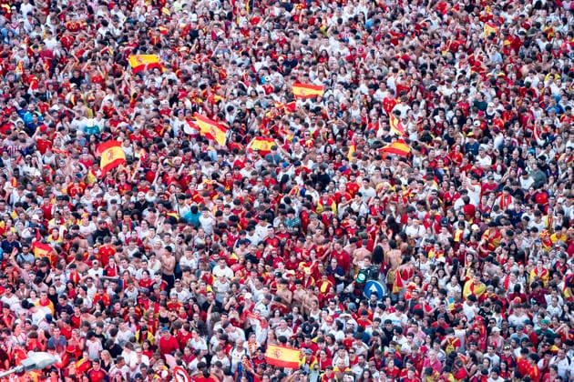 Spanish national team, Nationalteam s victory parade in Madrid - 20 Jul 2026 A high-angle view captures a dense crowd of Spanish football fans packed together and waving flags during the national team s World Cup victory parade. An estimated two million people flooded the capital s streets to welcome the squad following their 1-0 win against Argentina in the 2026 FIFA World Cup, WM, Weltmeisterschaft, Fussball final. Madrid Spain Copyright: xMiguelxCandelax xSOPAxImagesx MC_WCWinnerParade1509
