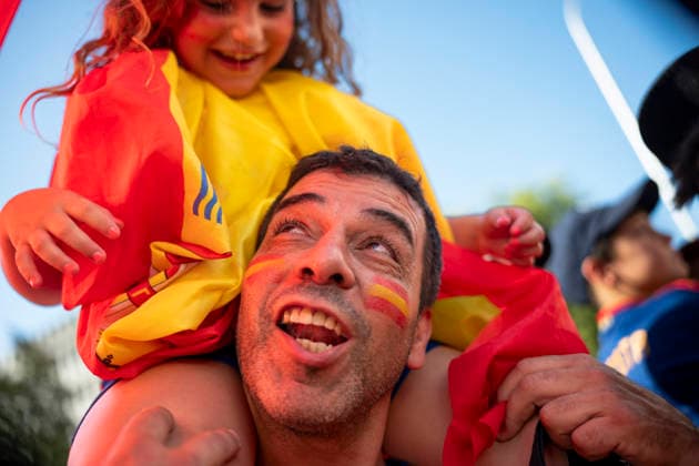Spanish national team, Nationalteam s victory parade in Madrid - 20 Jul 2026 Spanish football fan carries a young child on his shoulders wrapped in a national flag during the team s World Cup victory parade. An estimated two million people flooded the capital s streets to welcome the squad following their 1-0 win against Argentina in the 2026 FIFA World Cup, WM, Weltmeisterschaft, Fussball final. Madrid Spain Copyright: xMiguelxCandelax xSOPAxImagesx MC_WCWinnerParade9924