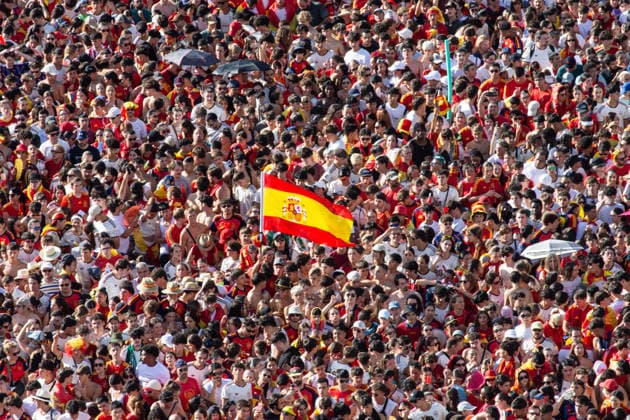 FIFA World Cup, WM, Weltmeisterschaft, Fussball 2026. Spain Fans Celebrate In Cibeles, Madrid Spain supporters celebrate the national team, Nationalteam s victory in the FIFA World Cup 2026 Final at Plaza de Cibeles in central Madrid, on July 20, 2026. Thousands of fans wave Spanish flags, wear the national colors and fill the iconic square with chants and celebrations as crowds gather at Madrid s traditional football celebration landmark. Madrid Spain  Copyright: xFrancescoxMilitelloxMirtox originalFilename:militellomirto-fifaworl260720_npSpr.jpg