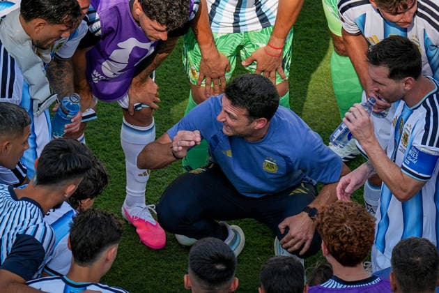 USA: Fussball FIFA World Cup, WM, Weltmeisterschaft, Fussball 2026 Finale - Spanien vs Argentinien - New York New Jersey Stadium in East Rutherford, New Jersey (USA): Lionel Scaloni (Trainer Argentinien) spricht mit seinen Spielern um Lionel Messi (Argentinien 10) *** USA Soccer 2026 FIFA World Cup Final: Spain vs. Argentina at New York-New Jersey Stadium in East Rutherford, New Jersey, USA. Lionel Scaloni, Argentina s coach, talks with his players, including Lionel Messi, Argentina No. 10. Copyright: xJOERANxSTEINSIEKx