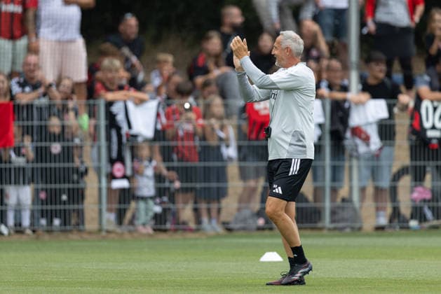 Training Eintracht Frankfurt Trainer Adi Hütter (Eintracht Frankfurt) bedankt sich für den Applaus der beim öffentlichen Training zugelassenen Zuschauern. Training von Eintracht Frankfurt am 20. Juli 2026 im Deutsche Bank Park in Frankfurt am Main., Frankfurt am Main Hessen Deutschland Deutsche Bank Park *** Eintracht Frankfurt Training: Coach Adi Hütter; Eintracht Frankfurt thanks the spectators allowed to attend the public training session for their applause. Eintracht Frankfurt training session on July 20, 2026, at Deutsche Bank Park in Frankfurt am Main, Frankfurt am Main, Hesse, Germany; Deutsche Bank Park