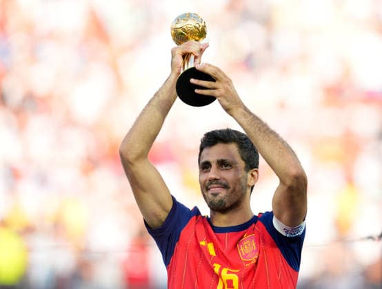 Rodri (Spanien, 16) feiert nach dem Gewinn des Golden-Ball-Awards und gestikuliert in Richtung der Zuschauer. USA, FIFA Weltmeisterschaft Finale, Spanien vs Argentinien, East Rutherford, 19.07.2026 FIFA Weltmeisterschaft Finale, Spanien vs Argentinien, East Rutherford, 19.07.2026 East Rutherford *** Rodri of Spain, 16, celebrates after winning the Golden Ball Award and gestures toward the spectators. USA, FIFA World Cup Final, Spain vs. Argentina, East Rutherford, July 19, 2026. FIFA World Cup Final, Spain vs. Argentina, East Rutherford, July 19, 2026 East Rutherford Copyright: xEibner-Pressefoto ScottxColemanx EP_SCN
