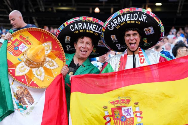 Fans aus Spanien feiern nach dem Spiel auf der Tribuene. USA, FIFA Weltmeisterschaft Finale, Spanien vs Argentinien, East Rutherford, 19.07.2026 FIFA Weltmeisterschaft Finale, Spanien vs Argentinien, East Rutherford, 19.07.2026 East Rutherford *** Fans from Spain celebrate in the stands after the game. USA, FIFA World Cup Final, Spain vs. Argentina, East Rutherford, July 19, 2026 FIFA World Cup Final, Spain vs. Argentina, East Rutherford, July 19, 2026 East Rutherford Copyright: xEibner-Pressefoto ScottxColemanx EP_SCN