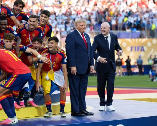 US-Praesident Donald J Trump und FIFA-Praesident Gianni Infantino stehen seitlich der Buehne, waehrend Spaniens Spieler nach dem Spiel feiern. USA, FIFA Weltmeisterschaft Finale, Spanien vs Argentinien, East Rutherford, 19.07.2026 FIFA Weltmeisterschaft Finale, Spanien vs Argentinien, East Rutherford, 19.07.2026 East Rutherford *** U.S. President Donald J. Trump and FIFA President Gianni Infantino stand to the side of the stage while Spain s players celebrate after the game. U.S., FIFA World Cup Final, Spain vs. Argentina, East Rutherford, July 19, 2026 FIFA World Cup Final, Spain vs. Argentina, East Rutherford, July 19, 2026 East Rutherford Copyright: xEibner-Pressefoto ScottxColemanx EP_SCN