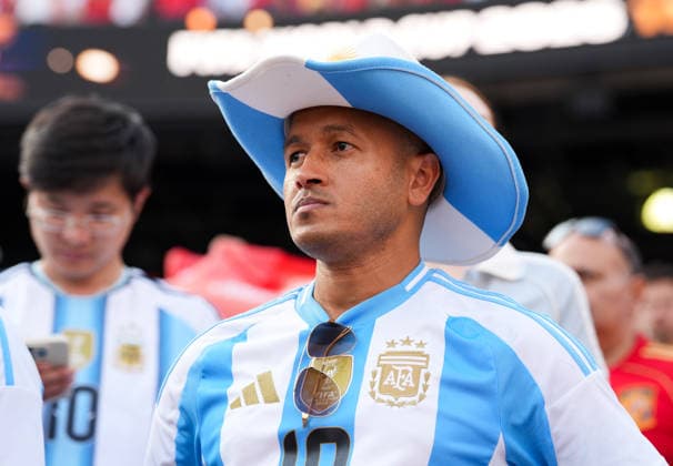 Ein Fan aus Argentinien blickt nach dem Spiel ins Stadion. USA, FIFA Weltmeisterschaft Finale, Spanien vs Argentinien, East Rutherford, 19.07.2026 FIFA Weltmeisterschaft Finale, Spanien vs Argentinien, East Rutherford, 19.07.2026 East Rutherford *** A fan from Argentina looks out into the stadium after the game. USA, FIFA World Cup Final, Spain vs. Argentina, East Rutherford, July 19, 2026. FIFA World Cup Final, Spain vs. Argentina, East Rutherford, July 19, 2026 East Rutherford Copyright: xEibner-Pressefoto ScottxColemanx EP_SCN