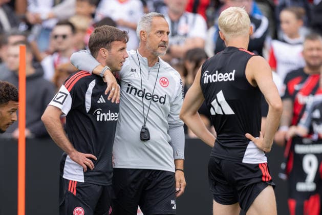Training Eintracht Frankfurt Trainer Adi Hütter (Eintracht Frankfurt) legt seinen Arm um Mario Götze (Eintracht Frankfurt, 27). Training von Eintracht Frankfurt am 20. Juli 2026 im Deutsche Bank Park in Frankfurt am Main., Frankfurt am Main Hessen Deutschland Deutsche Bank Park *** Training: Eintracht Frankfurt Coach Adi Hütter; Eintracht Frankfurt Shows Support for Mario Götze; Eintracht Frankfurt, 27; Eintracht Frankfurt training session on July 20, 2026, at Deutsche Bank Park in Frankfurt am Main; Frankfurt am Main, Hesse, Germany; Deutsche Bank Park