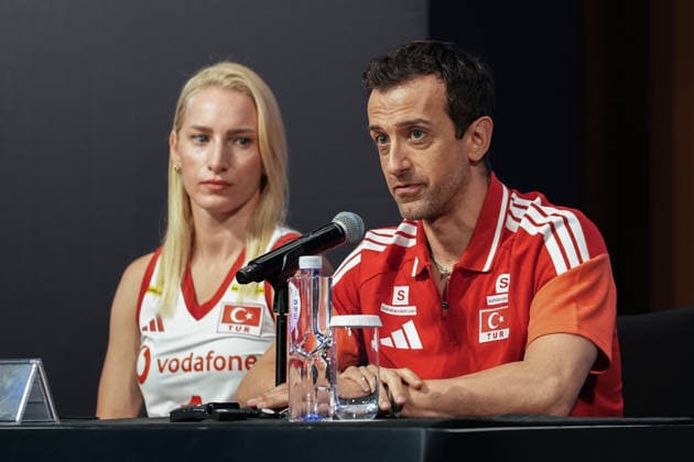 Ahead of 2026 FIVB Volleyball Women s Nations League Finals in China MACAU, CHINA - JULY 21 : Turkish Women s National Volleyball Team Head Coach Daniele Santarelli (R) speaks during a press conference, PK, Pressekonferenz alongside national team, Nationalteam player Gizem Orge (L) at the Andaz Hotel ahead of the final stage of the 2026 FIVB Volleyball Women s Nations League (VNL) on July 21, 2026 in Macau, China. Dilara Irem Sancar Anadolu Macau China. Editorial use only. Please get in touch for any other usage.  Copyright: x2026xAnadoluxDilaraxIremxSancarx