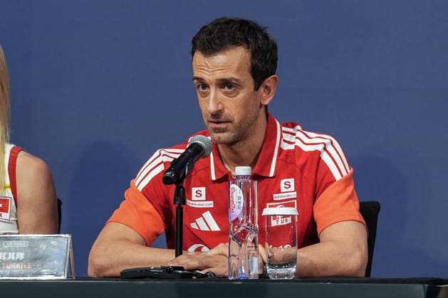 Ahead of 2026 FIVB Volleyball Women s Nations League Finals in China MACAU, CHINA - JULY 21 : Turkish Women s National Volleyball Team Head Coach Daniele Santarelli speaks during a press conference, PK, Pressekonferenz at the Andaz Hotel ahead of the final stage of the 2026 FIVB Volleyball Women s Nations League (VNL) on July 21, 2026 in Macau, China. Dilara Irem Sancar Anadolu Macau China. Editorial use only. Please get in touch for any other usage.  Copyright: x2026xAnadoluxDilaraxIremxSancarx
